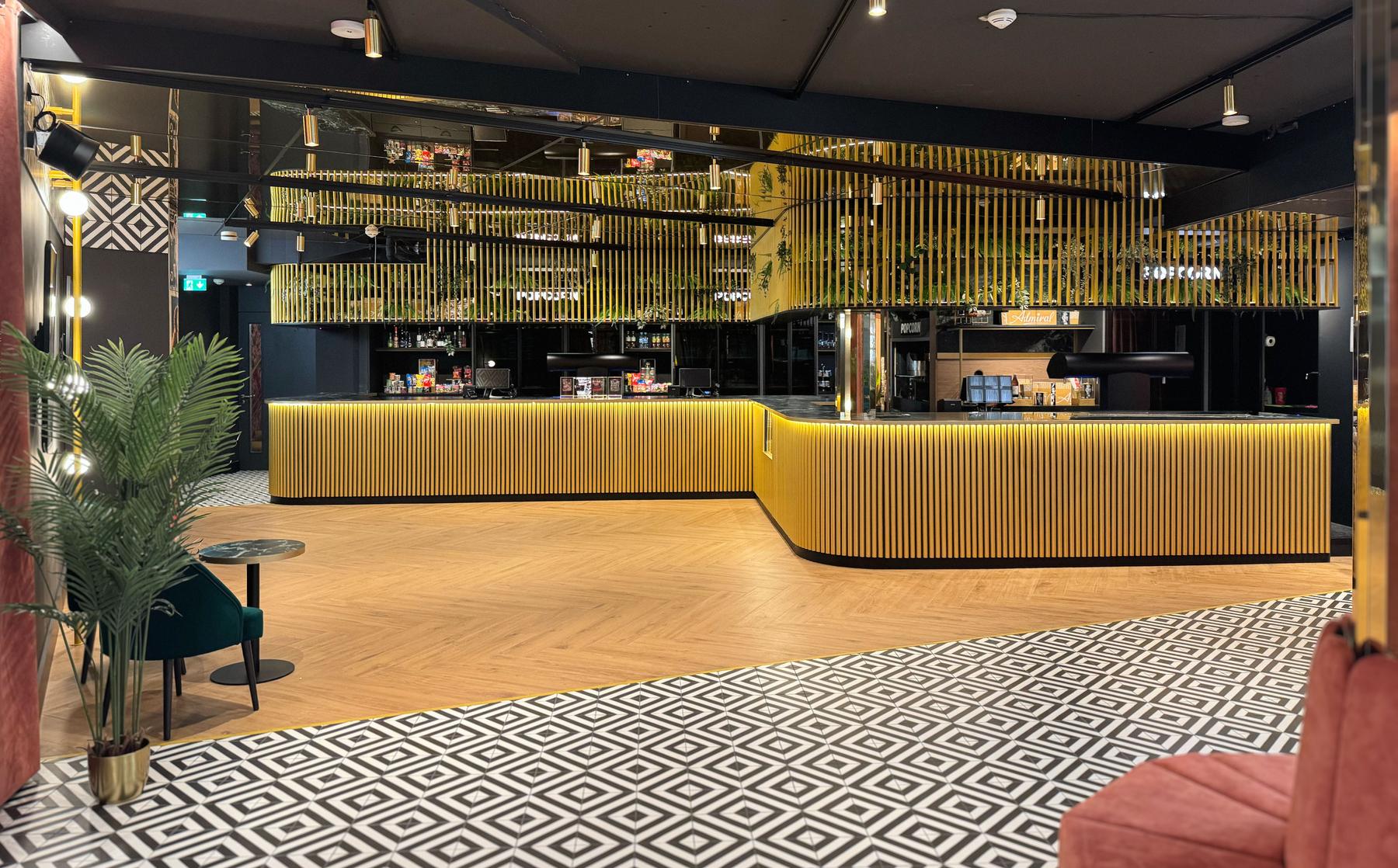 Foyer mit Messingtheke und frischem Popcorn – Admiral Boutique Kino Nürnberg