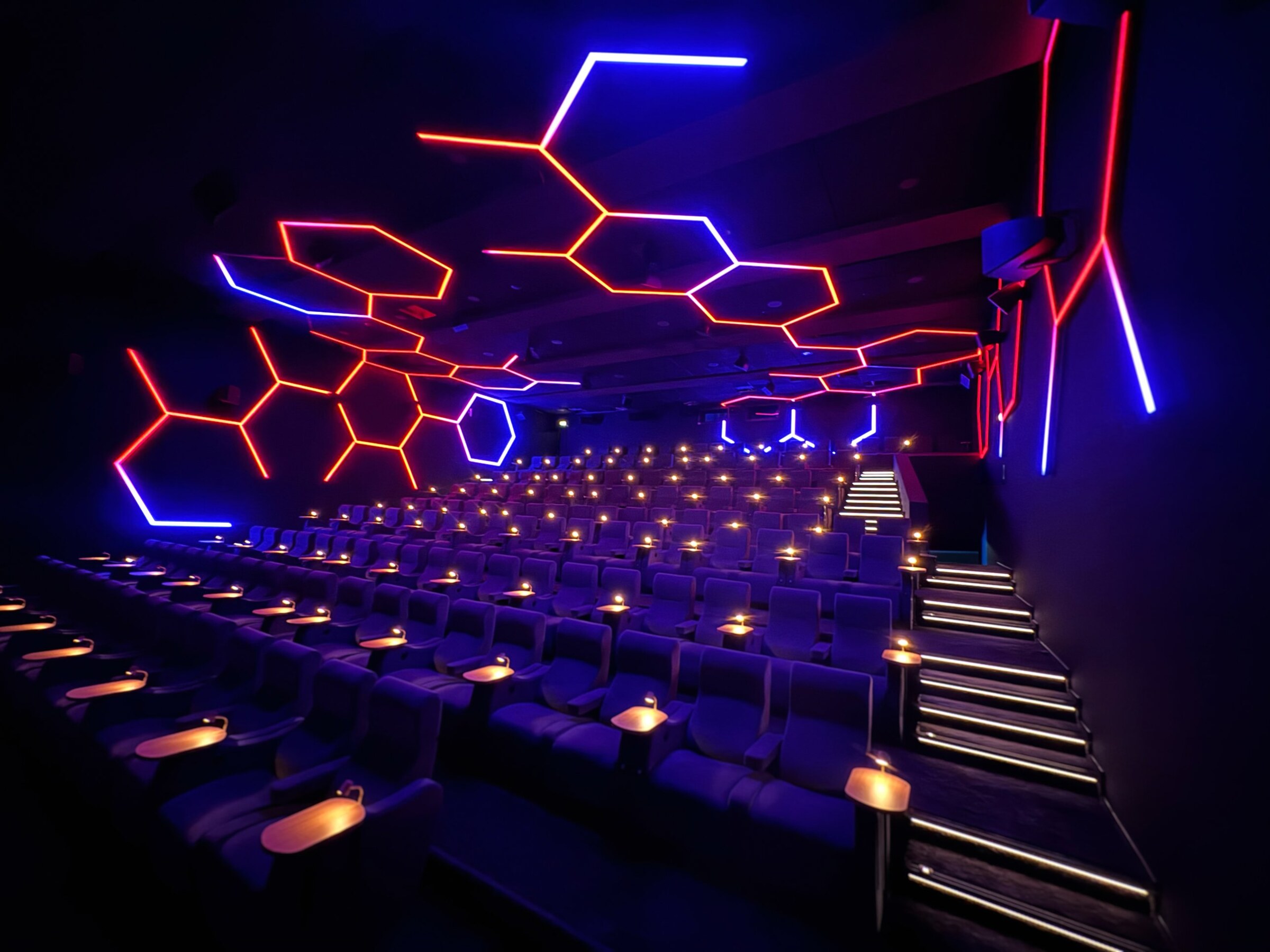 Kino 1 im Admiral Nürnberg – Deutschlands erster Dolby-Vision-Saal mit Dolby Atmos und Neon-Sechsecken