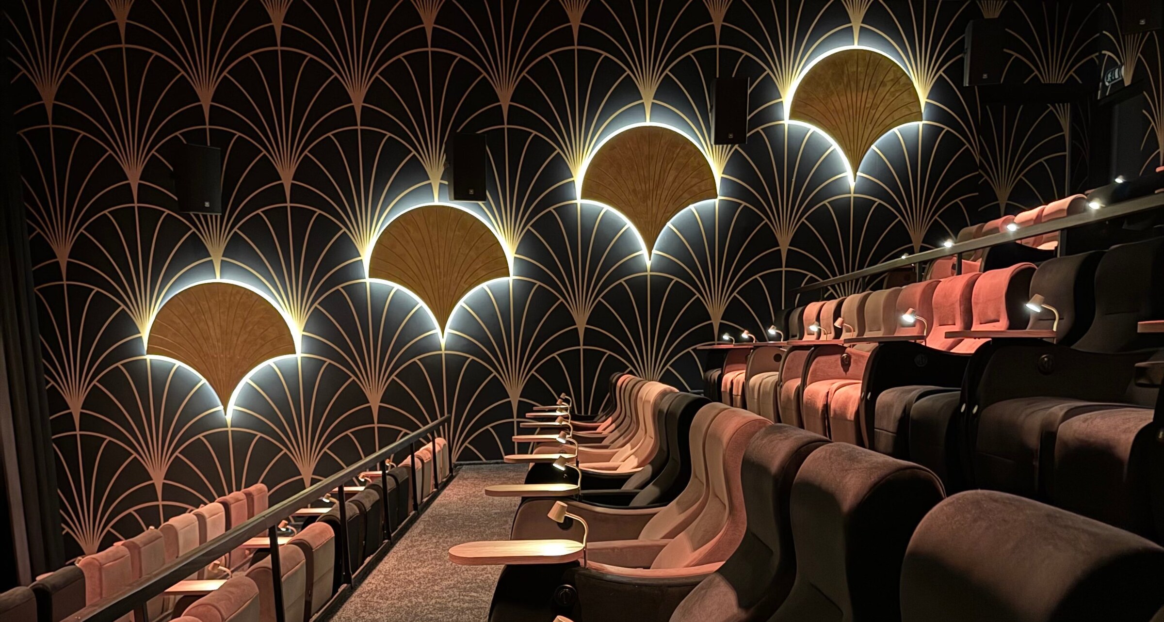 Kino 2 im Admiral Nürnberg – Art-déco-Fächer an der Wand und rosé-braune Sessel