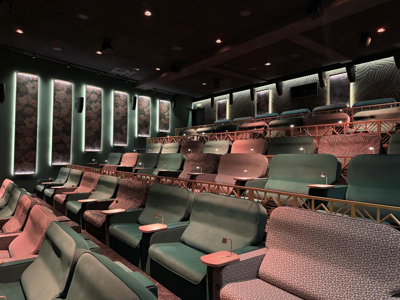 Kino 3 im Admiral Nürnberg – der Sofasaal mit Zweiersofas, Sofakino in Nürnberg
