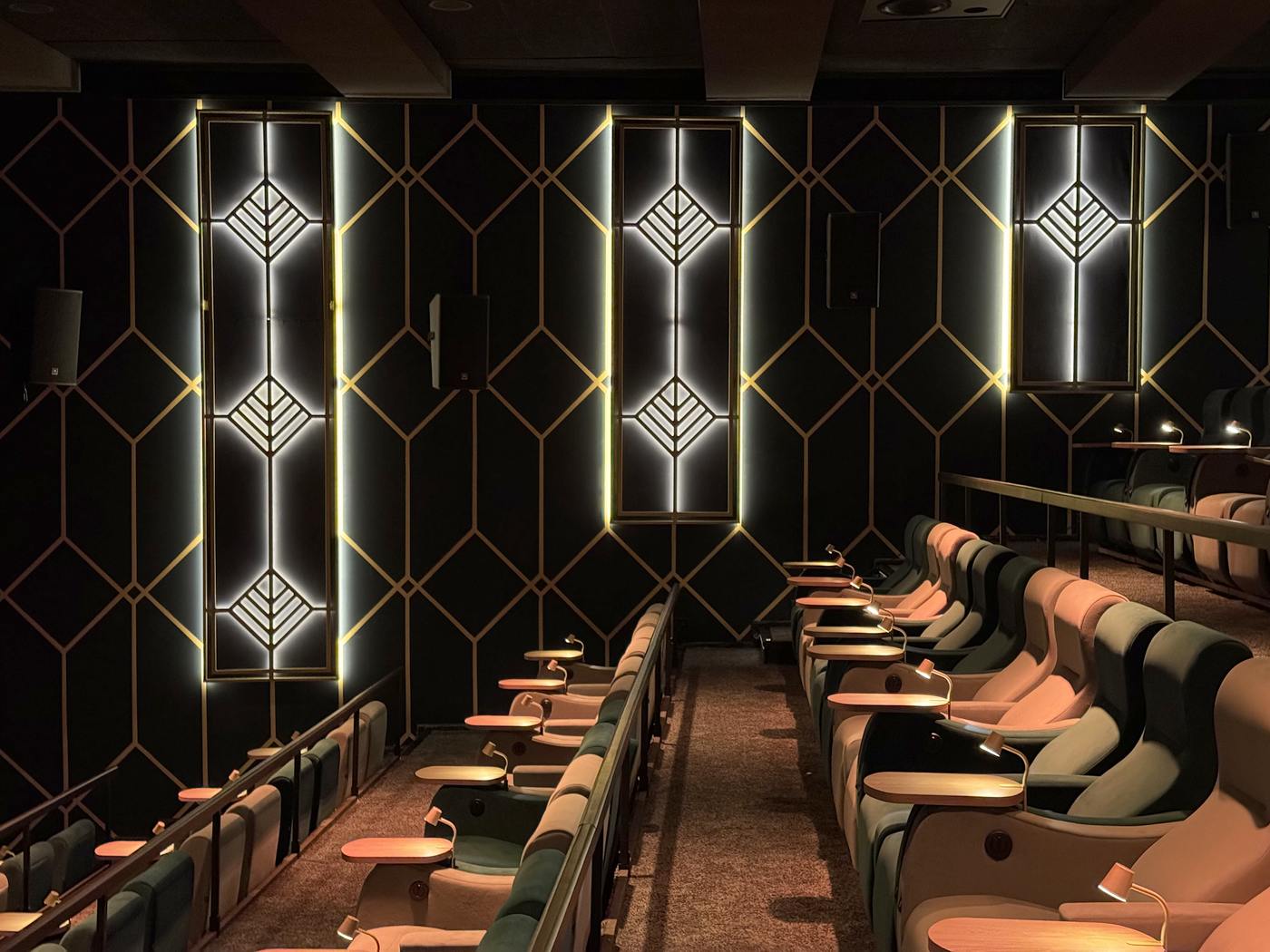 Kino 4 im Admiral Nürnberg – goldene Art-déco-Ornamente und gedämpftes Licht