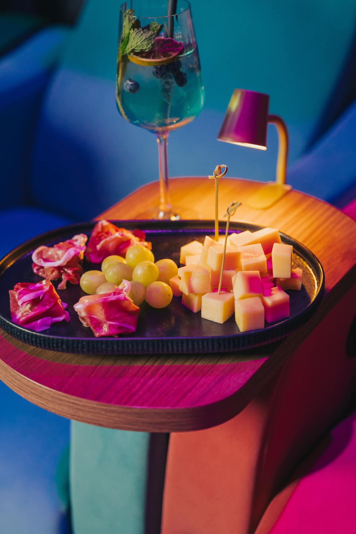 Snackteller und Drink am Platz – Events und Firmenfeiern im Admiral Boutique Kino Nürnberg