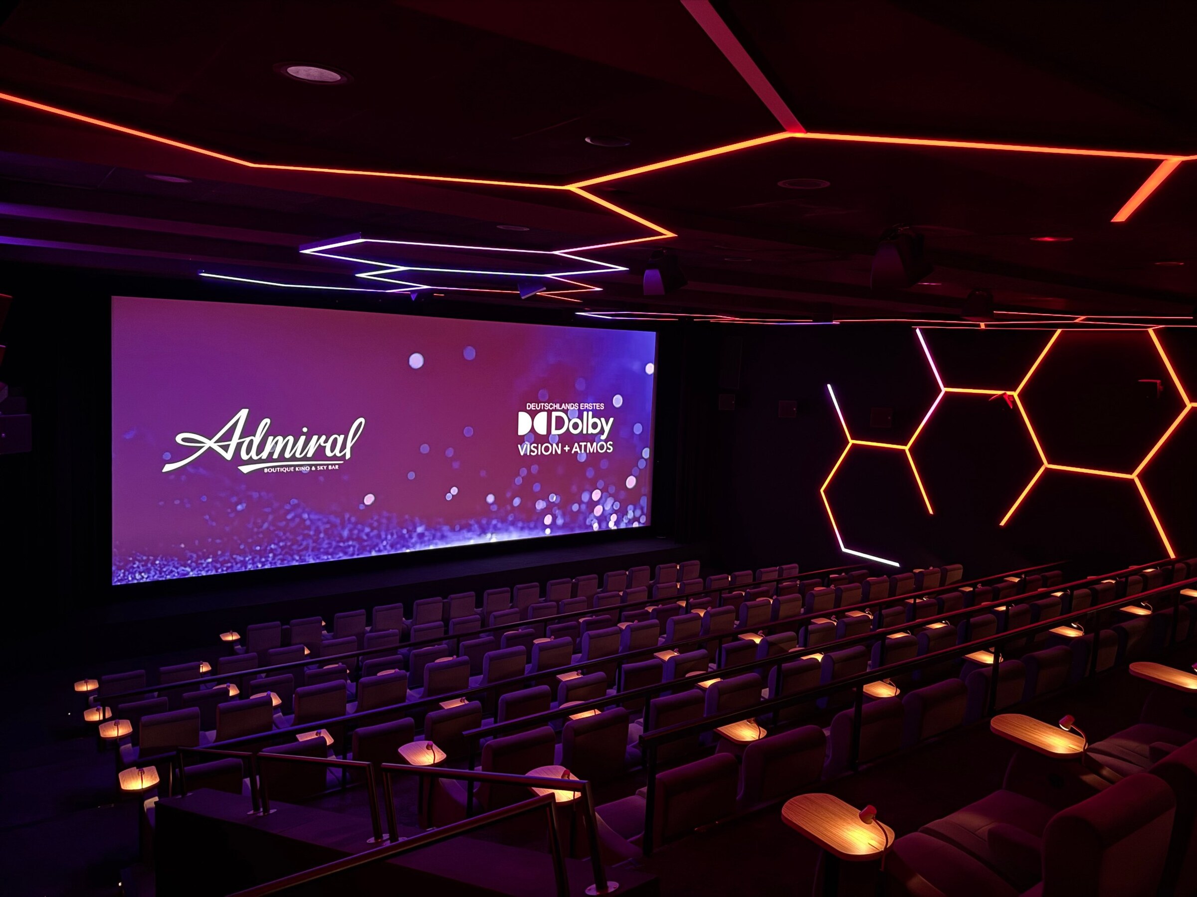 Kino Nürnberg – Saal 1 des Admiral Boutique Kinos mit Dolby-Vision-Leinwand und Neon-Sechsecken