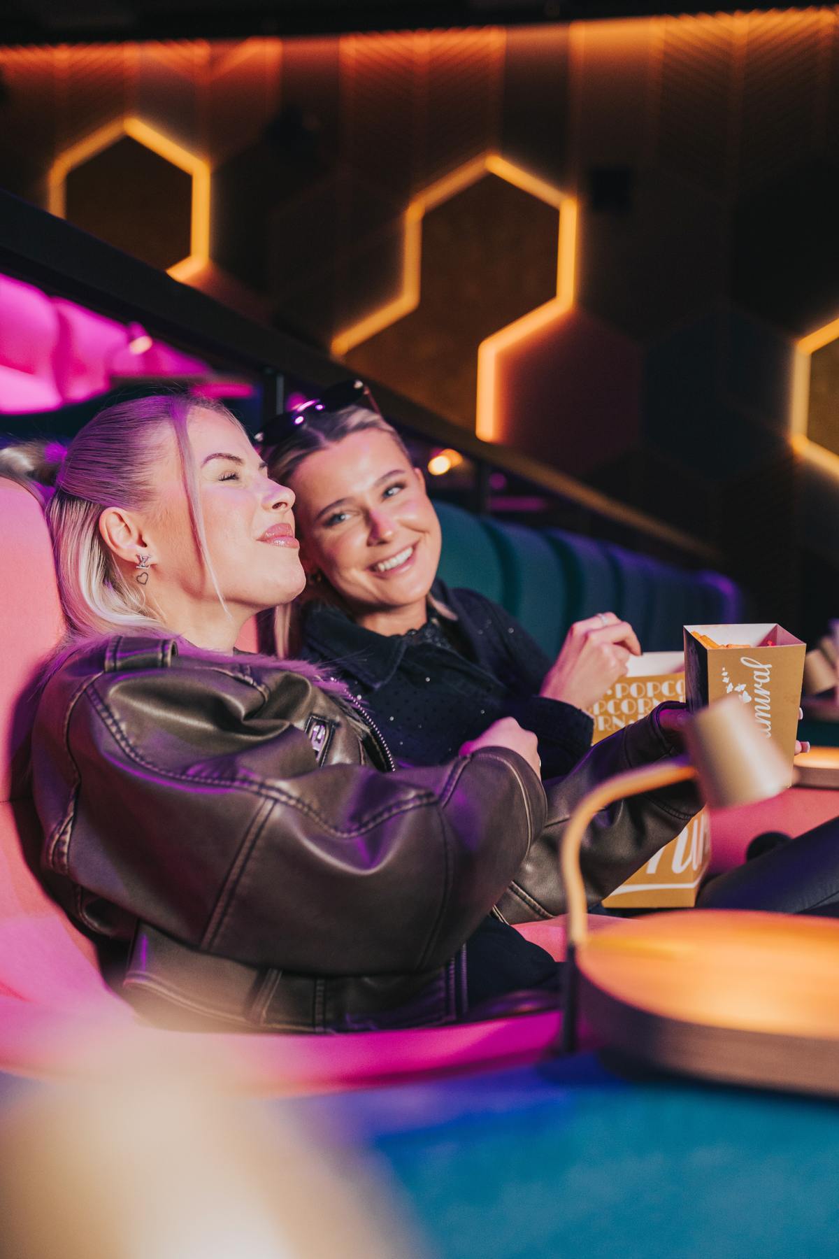 Kinogutschein Nürnberg – Freundinnen mit frischem Popcorn im Admiral Boutique Kino