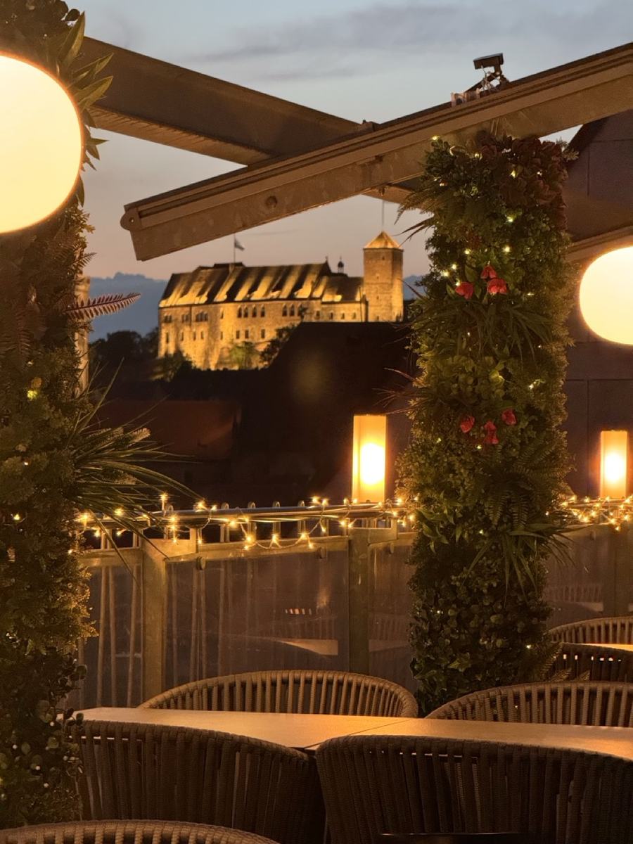 Blick von der Dachterrasse der Sky Bar Nürnberg auf die Kaiserburg